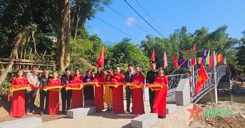 Khánh thành cầu dân sinh và tặng quà cho học sinh xã Nhôn Mai
